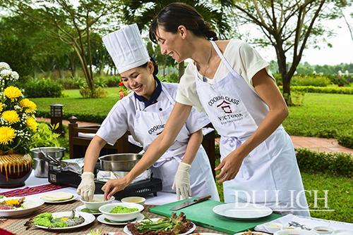 Về ẩm thực, sự quảng bá của du khách khiến ẩm thực Việt Nam ngày càng được nhiều người biết đến, tạo thêm những giá trị của ẩm thực Việt trên bản đồ ẩm thực thế giới